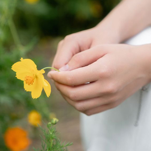 花を持つ手