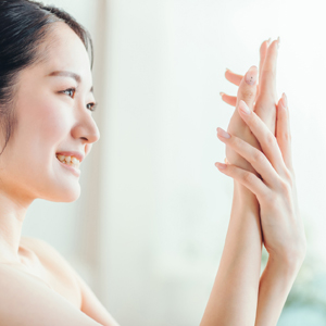 手を見る女性